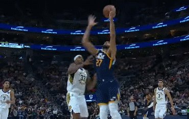 1636704585473026009.gif 爵士步行者共4人遭驱逐 冲突频发也是新版本的锅?